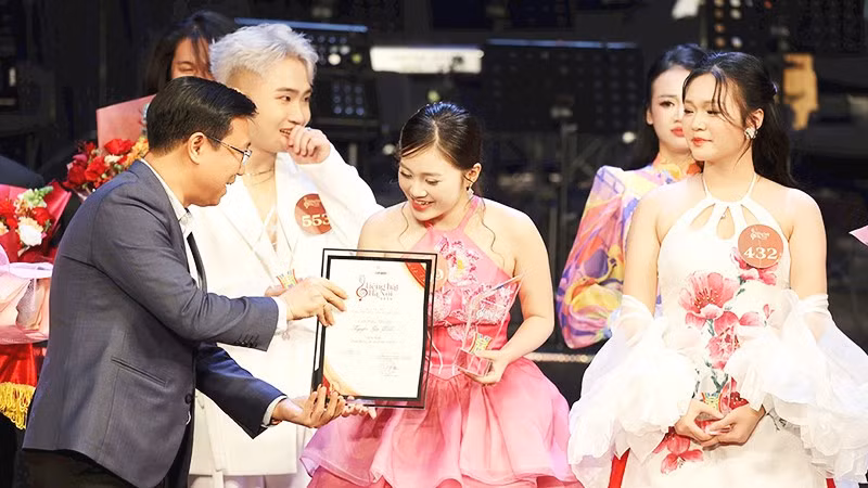 Nguyễn Gia Linh nhận giải thưởng từ ban tổ chức.