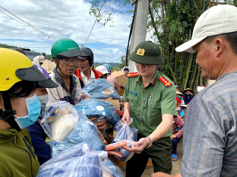 Các đơn vị tặng đồ ấm cho bà con bị thiệt hại sau lũ. 
