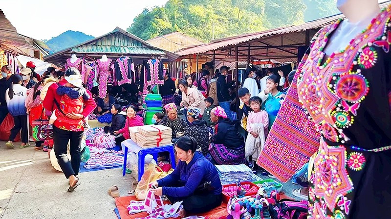 Phiên chợ giữa miền sương