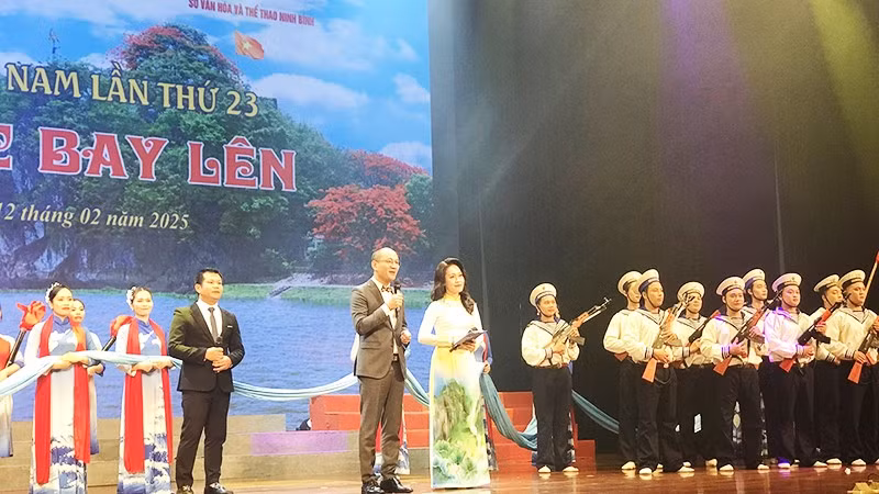 Ngày thơ Việt Nam lần thứ 23 tại Ninh Bình với chủ đề "Tổ quốc bay lên". Ảnh: QUANG HƯNG