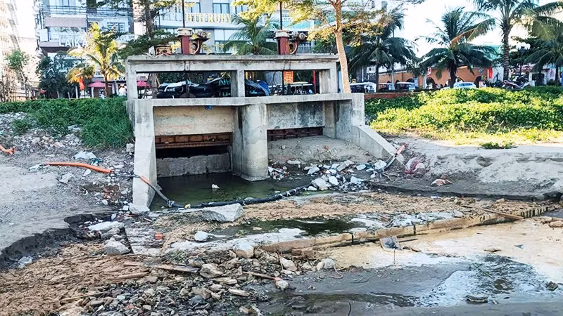 Cống nước xả thải, gây ô nhiễm bãi biển Sầm Sơn (Thanh Hóa).