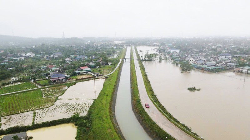 Mức nước lũ chênh lệch từ 0,8-1 m giữa hai bên kênh chính Kẻ Gỗ (Hà Tĩnh).