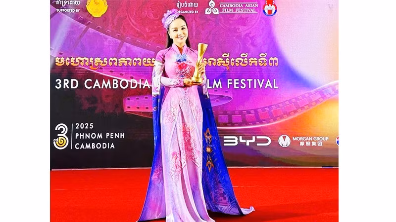 Đạo diễn kiêm nhà sản xuất Mai Thu Huyền nhận giải “Âm nhạc xuất sắc” cho phim “Đóa hoa mong manh”.