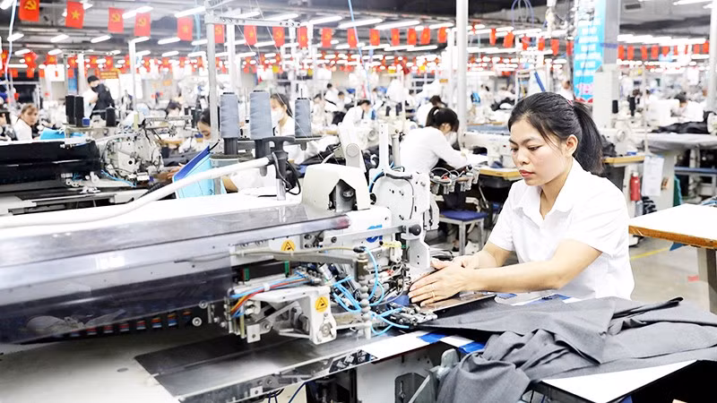 Máy là hơi tự động trị giá hơn 1,3 tỷ đồng - một trong những thiết bị hiện đại nhất của Xí nghiệp Veston Hưng Hà (thuộc Tổng công ty May 10, xã Hưng Hà, Hưng Yên) đang được công nhân vận hành. Ảnh: THẾ DUYỆT