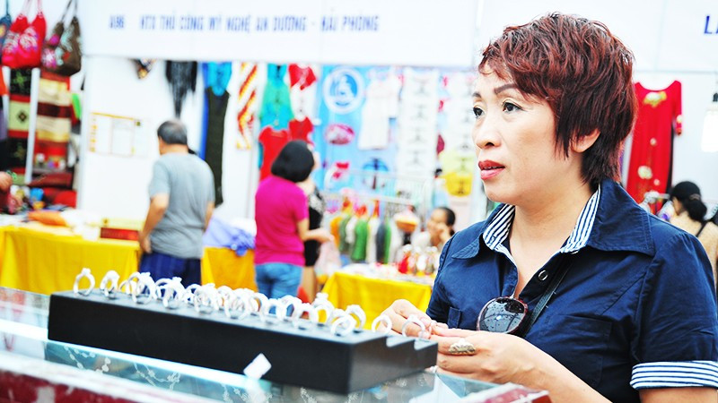 Ngoài nhu cầu đầu tư, các sản phẩm từ bạc được nhiều người ưa thích. Ảnh: NAM ANH