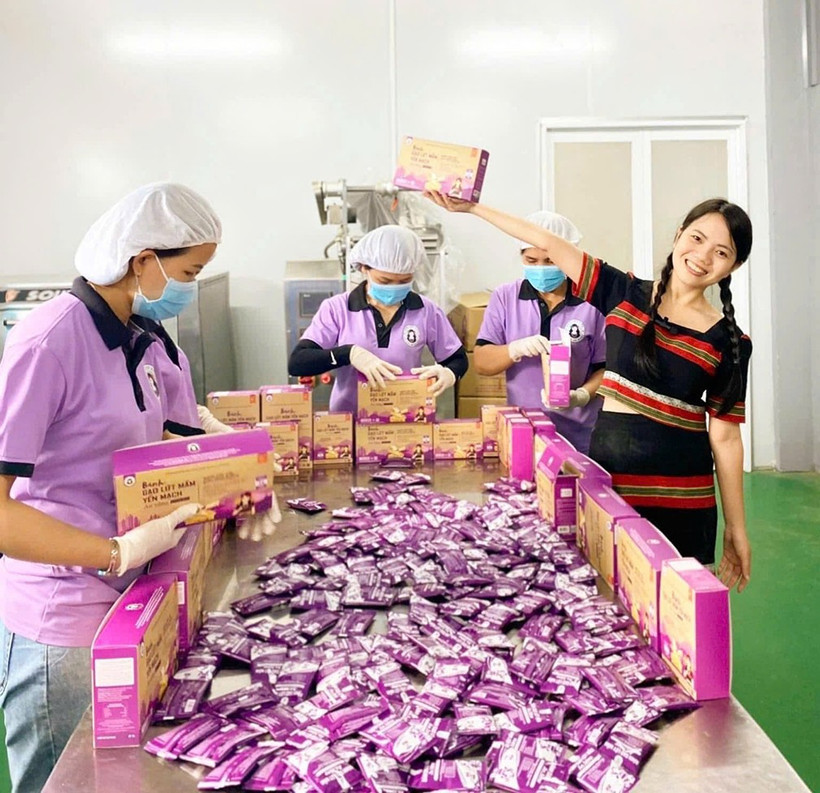 Doanh nghiệp chế biến nông sản Bh.nong của cô gái Võ Thị Minh Nga (Đà Nẵng) tạo việc làm ổn định cho 20 lao động nữ tại địa phương.