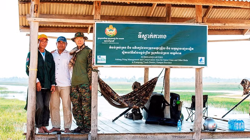Tác giả Nguyễn Trường Sinh (ngoài cùng bên phải) tác nghiệp tại Anlung Pring, Kampot, Campuchia.