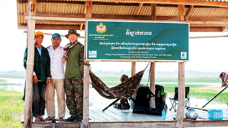 Tác giả Nguyễn Trường Sinh (ngoài cùng bên phải) tác nghiệp tại Anlung Pring, Kampot, Campuchia.