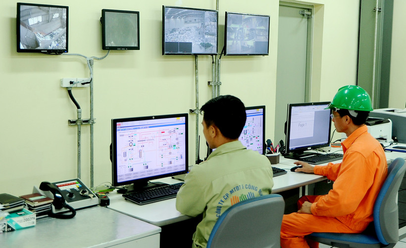 Vận hành tại nhà máy điện rác. Ảnh: NAM NGUYỄN