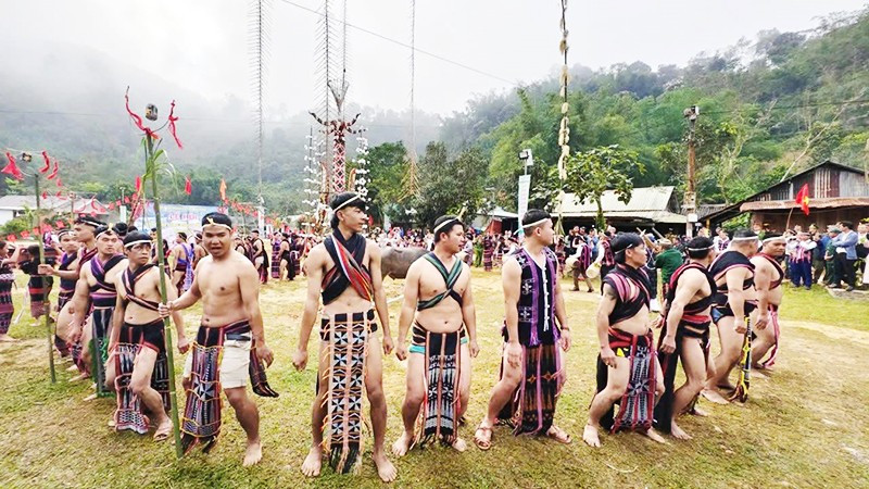 Người dân thực hiện nghi thức hiến trâu, múa tâng tung da dá.