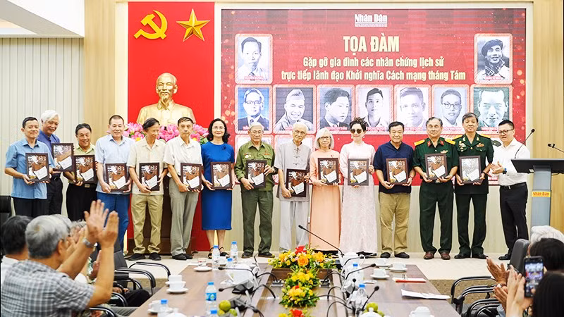 Trao tặng quà lưu niệm cho gia đình các nhân chứng lịch sử. Ảnh: THẾ ĐẠI