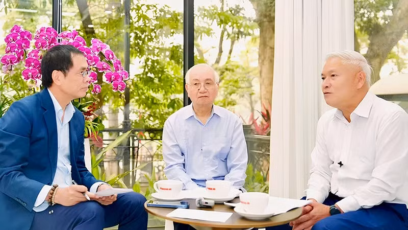 Từ phải sang: Hai chuyên gia Nguyễn Đức Hùng và Đào Ngọc Nghiêm trao đổi tại Báo Nhân Dân.