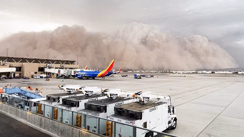 Haboob quét qua sân bay Phoenix. Ảnh: AP