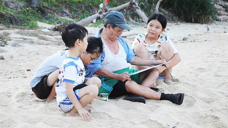 Nhờ đôi bàn tay của ông Đức, bệnh nhân phong thoải mái hơn với những đôi giày, dép phù hợp.