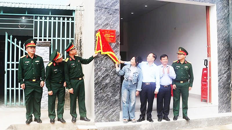 Người dân vui mừng khi có căn nhà mới.