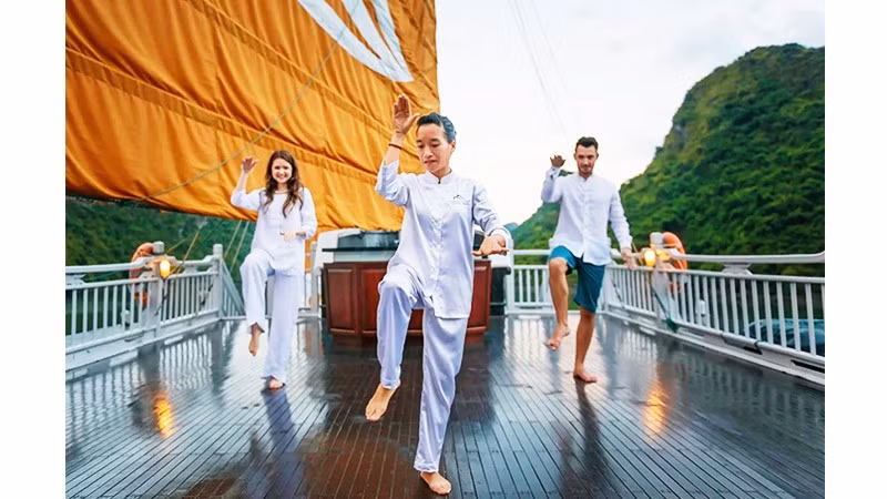 Hướng dẫn khách nước ngoài tập Thái cực quyền trên du thuyền ở Hạ Long.