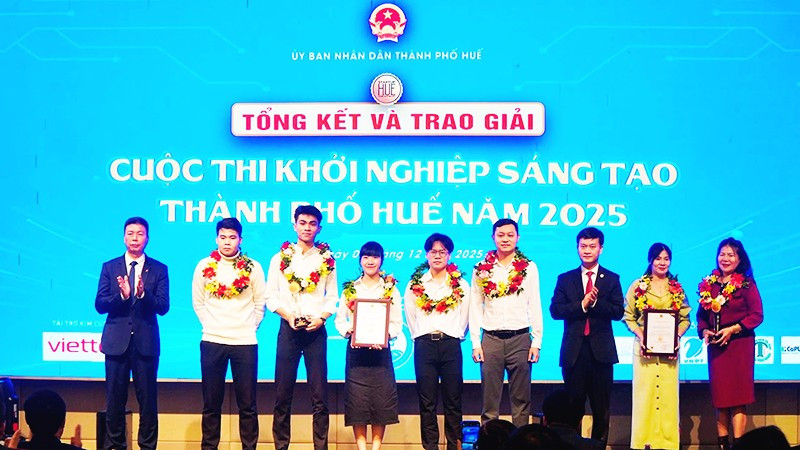 Nhóm HUAF-GPC tại lễ trao giải Cuộc thi Khởi nghiệp sáng tạo TP Huế năm 2025.