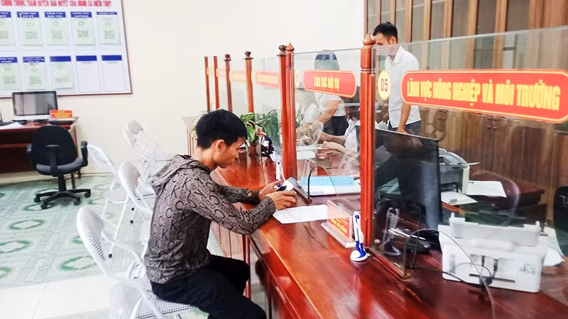 Hằng ngày, cán bộ Trung tâm Phục vụ hành chính công xã Điềm Thụy làm hết việc chứ không làm hết giờ.