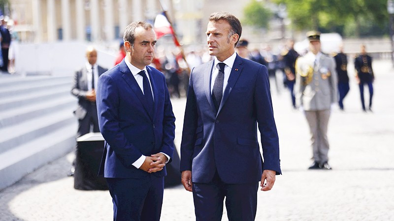 Ông Sebastien Lecornu (trái) và Tổng thống Pháp Macron. Ảnh: AFP