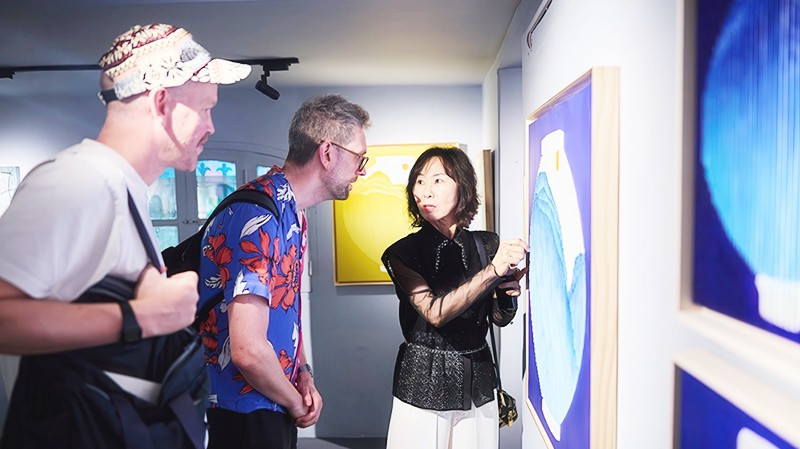 Người yêu nghệ thuật tham quan Triển lãm mỹ thuật quốc tế “CHON’S HANOI MINI ART FAIR 2026.