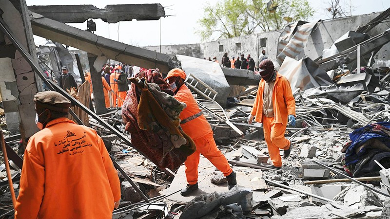 Trung tâm Omid đổ nát sau cuộc không kích. Ảnh: AP