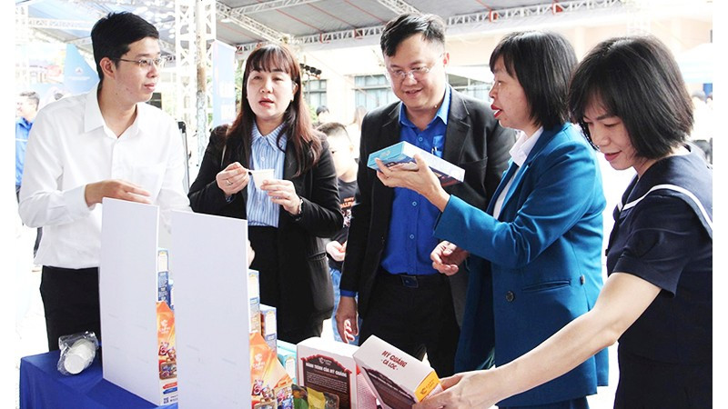 Trương Văn An (bên trái), giới thiệu sản phẩm của CaThiFood đến người tiêu dùng.