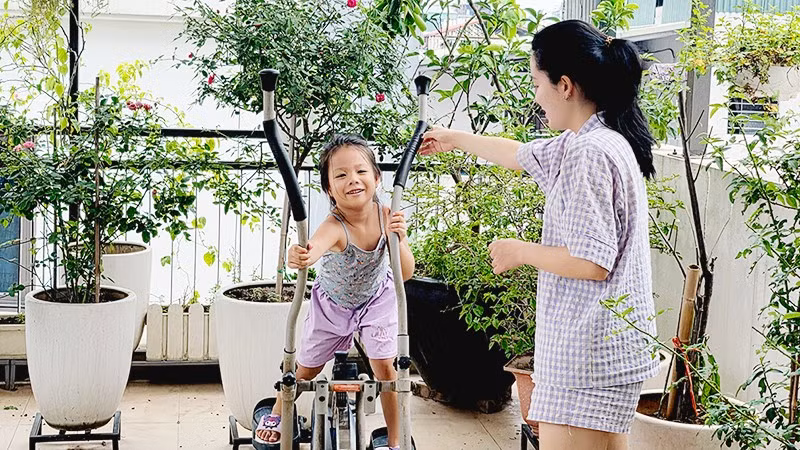 Xu hướng nghỉ ngơi thư giãn tại gia đang được nhiều người lựa chọn. Ảnh: NGUYỆT ANH