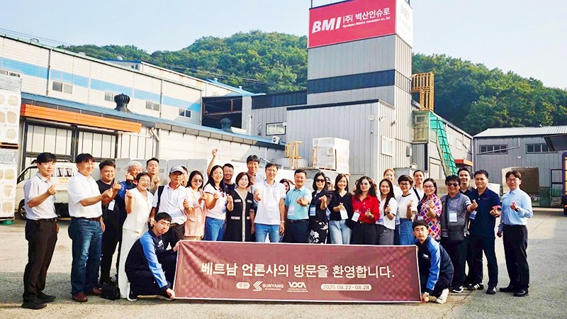 Đoàn công tác tham quan Nhà máy BMI tại Gimhae, Busan.