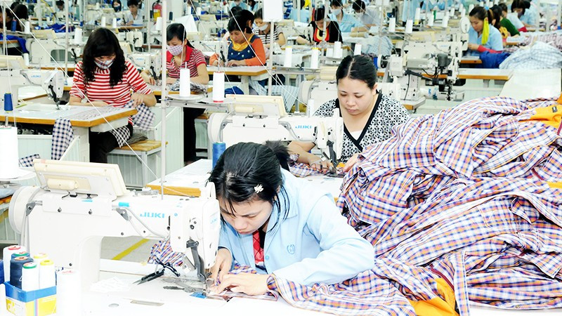 Dây chuyền may xuất khẩu của Công ty cổ phần May Đức Giang. Ảnh: NAM ANH