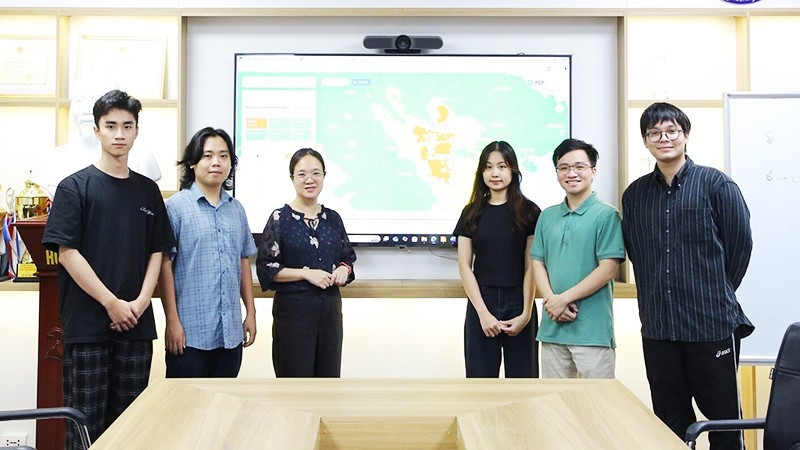 PGS, TS Nguyễn Thị Nhật Thanh (thứ ba, từ trái sang) và các thành viên trong nhóm nghiên cứu "Địa không gian thông minh".