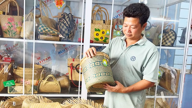 Anh Lý Hoàng Bảo giới thiệu các sản phẩm OCOP của Hợp tác xã.