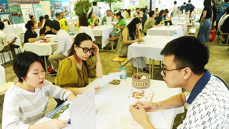 Lao động trẻ tìm việc làm tại phiên lưu động đầu năm. Ảnh: BẮC SƠN