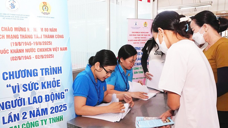Nữ công nhân tham gia chương trình “Vì sức khỏe người lao động” lần thứ hai của Liên đoàn Lao động Thành phố Hồ Chí Minh.