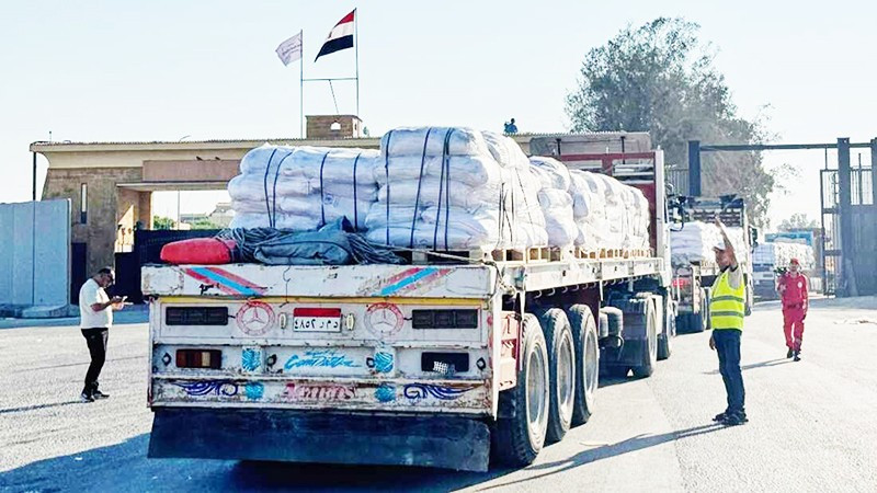 Xe tải chở hàng viện trợ vào Gaza không đủ đáp ứng nhu cầu. Ảnh: AP