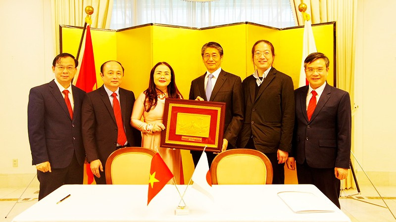 Đại diện Sở Giáo dục và Đào tạo Quảng Trị trao tặng quà lưu niệm tới Đại sứ Ito Naoki.