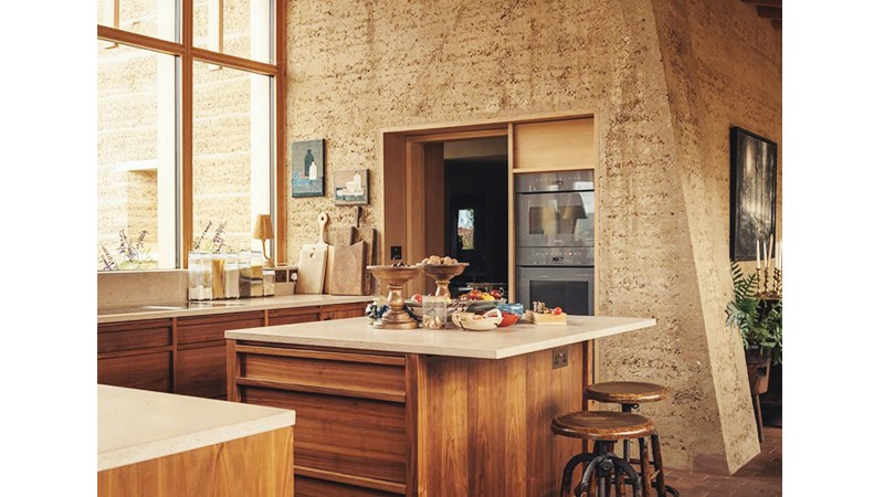 Bên trong ngôi nhà làm bằng đất nén tại Wiltshire (Anh). Ảnh: THE GUARDIAN