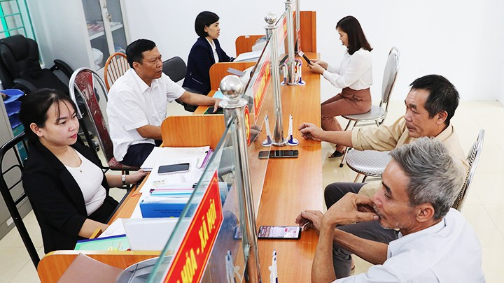 Cán bộ, công chức xã Tây Hồ (huyện Thọ Xuân, tỉnh Thanh Hóa) giải quyết thủ tục hành chính cho người dân. Ảnh: ANH QUÂN