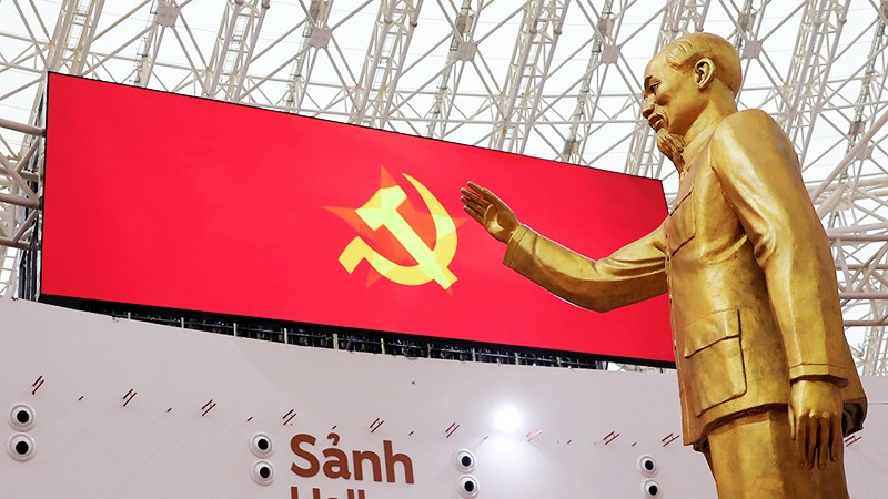 Tượng Chủ tịch Hồ Chí Minh trong khu Triển lãm chuyên đề “95 năm Cờ Đảng soi đường”. Ảnh: KHIẾU MINH