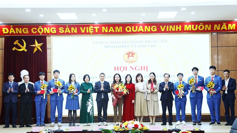 Gặp mặt đội tuyển Việt Nam tham dự kỳ thi Olympic Khoa học trẻ quốc tế năm 2025
