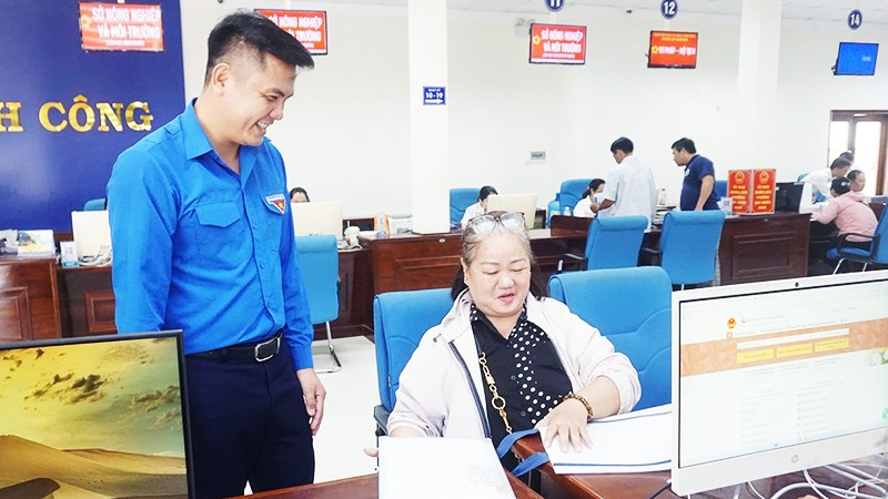 Đoàn viên, thanh niên tỉnh Gia Lai hỗ trợ người dân tiếp cận dịch vụ công trực tuyến. Ảnh: LƯƠNG TÙNG