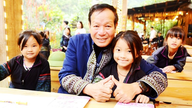 "Bố" Kiên và bé Di tại lớp học ở Cát Cát.