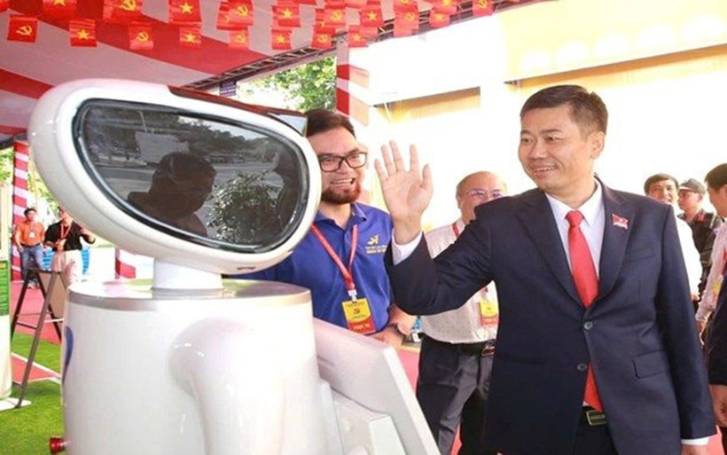 Bí thư Đảng ủy phường Biên Hòa Viên Hồng Tiến tương tác với mô hình robot thực hiện các chức năng như con người.