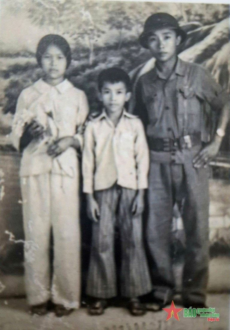 Đồng chí Nguyễn Trung Thu cùng hai em ruột Nguyễn Thị Năm và Nguyễn Mạnh Cường gặp nhau sau Ngày giải phóng miền nam (tháng 5-1975). Ảnh do nhân vật cung cấp