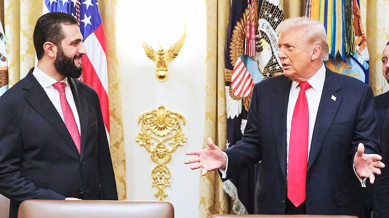 Tổng thống Syria Ahmed al-Sharaa (bên trái) gặp gỡ người đồng cấp Mỹ Donald Trump tại Washington. Ảnh: AP