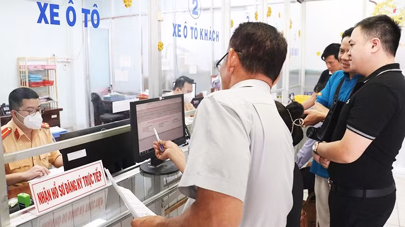 Người dân TP Hồ Chí Minh có thể chọn đăng ký xe tại Phòng CSGT và công an các phường, xã, đặc khu.