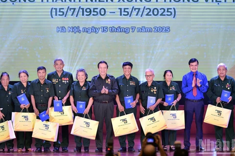 Trao quà tặng các cựu thanh niên xung phong tại lễ kỷ niệm 75 năm Ngày truyền thống lực lượng thanh niên xung phong Việt Nam, tháng 7/2025. (Ảnh minh họa: LINH PHAN)