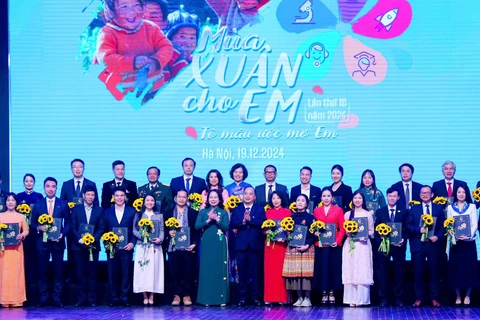 Các đồng chí lãnh đạo Đảng, Nhà nước cùng các nhà hảo tâm tại chương trình “Mùa xuân cho em" lần thứ 18, năm 2024. (Ảnh Molisa).