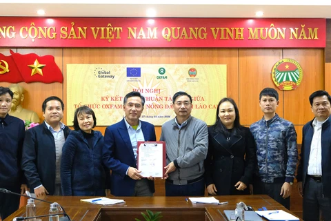 Oxfam tại Việt Nam và Hội Nông dân tỉnh Lào Cai ký thỏa thuận triển khai sáng kiến “Nâng cao năng lực cho cộng đồng phụ nữ người Dao Đỏ thôn Tả Ngảo, xã Bát Xát, tỉnh Lào Cai bảo tồn, phát triển kiến thức bản địa gắn với chuỗi giá trị sản phẩm nông dược để phát triển bền vững góp phần bảo tồn đa dạng sinh học và ứng phó với biến đổi khí hậu, giảm phát thải khí nhà kính”. (Ảnh BTC)