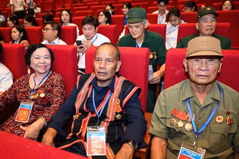 Các đại biểu dự Gặp mặt người có công và nhân chứng lịch sử năm 2025 nhân dịp kỷ niệm 78 năm Ngày Thương binh-Liệt sĩ. (Ảnh THÀNH ĐẠT)