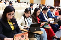 Đại biểu Hội đồng nhân dân tỉnh Tuyên Quang biểu quyết thông qua các nghị quyết tại kỳ họp.